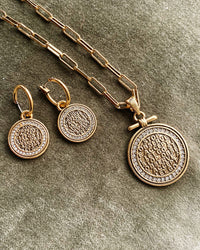 2018-0990 Short Chain with Coins of relief