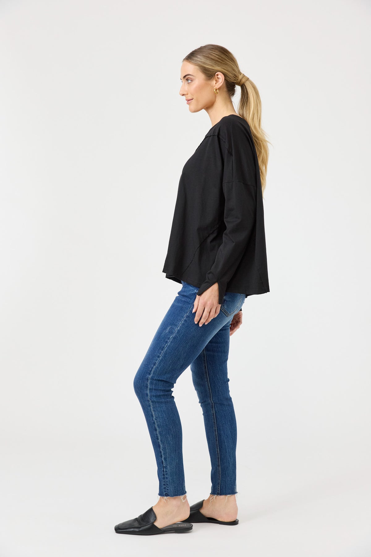 Studio Traveller LS Tshirt - Ebony