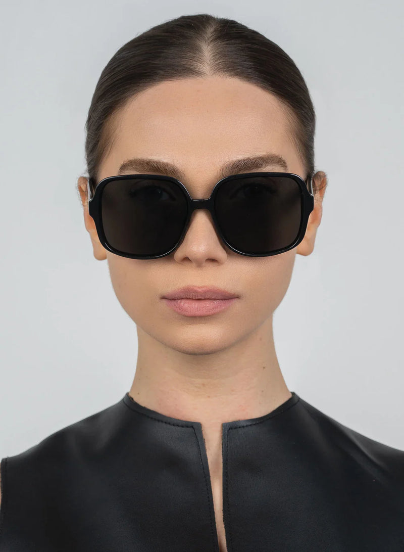 Annie Sunglasses / Black Smoke