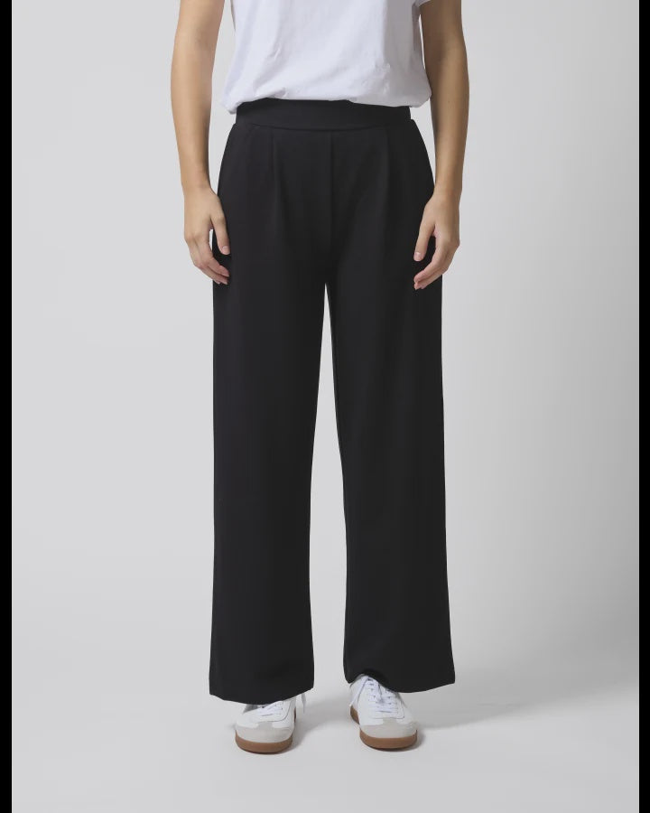 Ria Pant / Black Modal