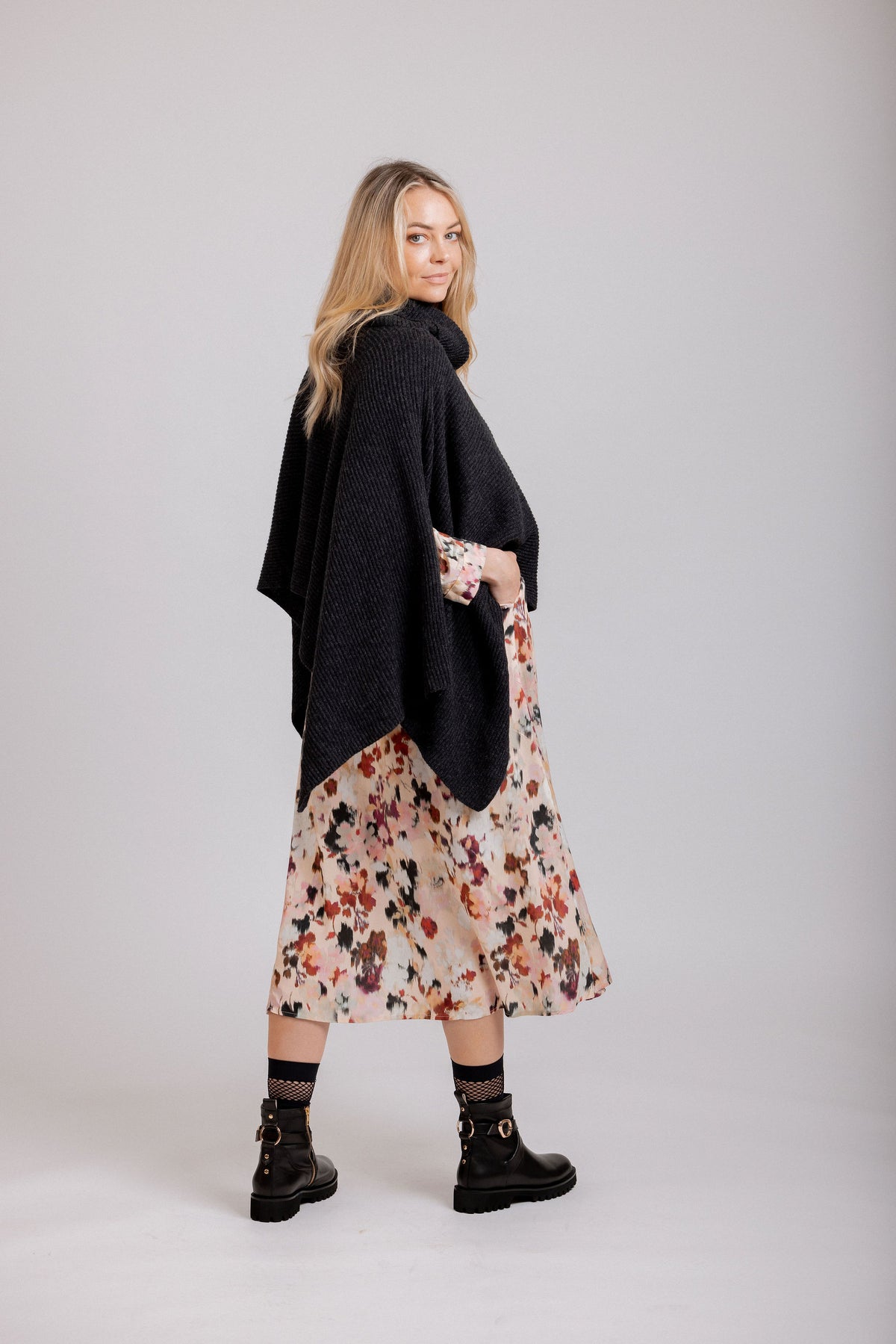 Nessie Cape - Charcoal