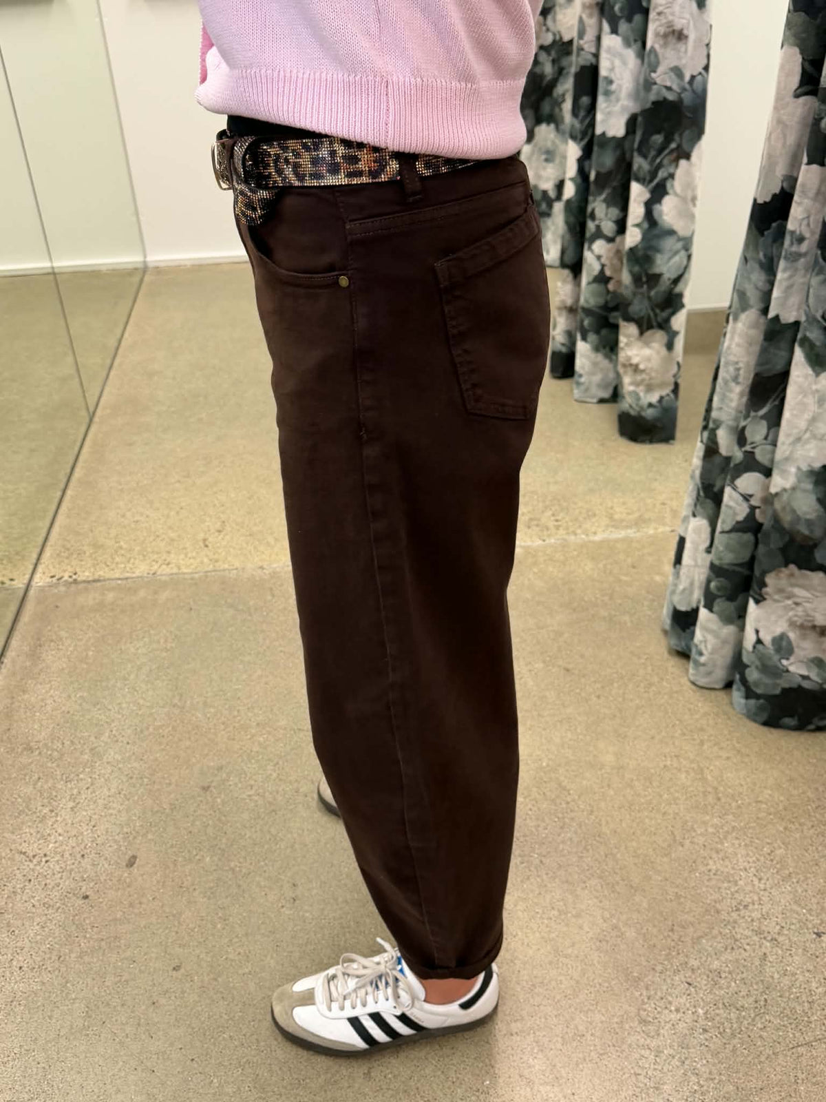 Atticus Barrel Jeans / Chocolate
