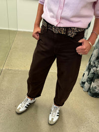 Atticus Barrel Jeans / Chocolate