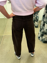 Atticus Barrel Jeans / Chocolate