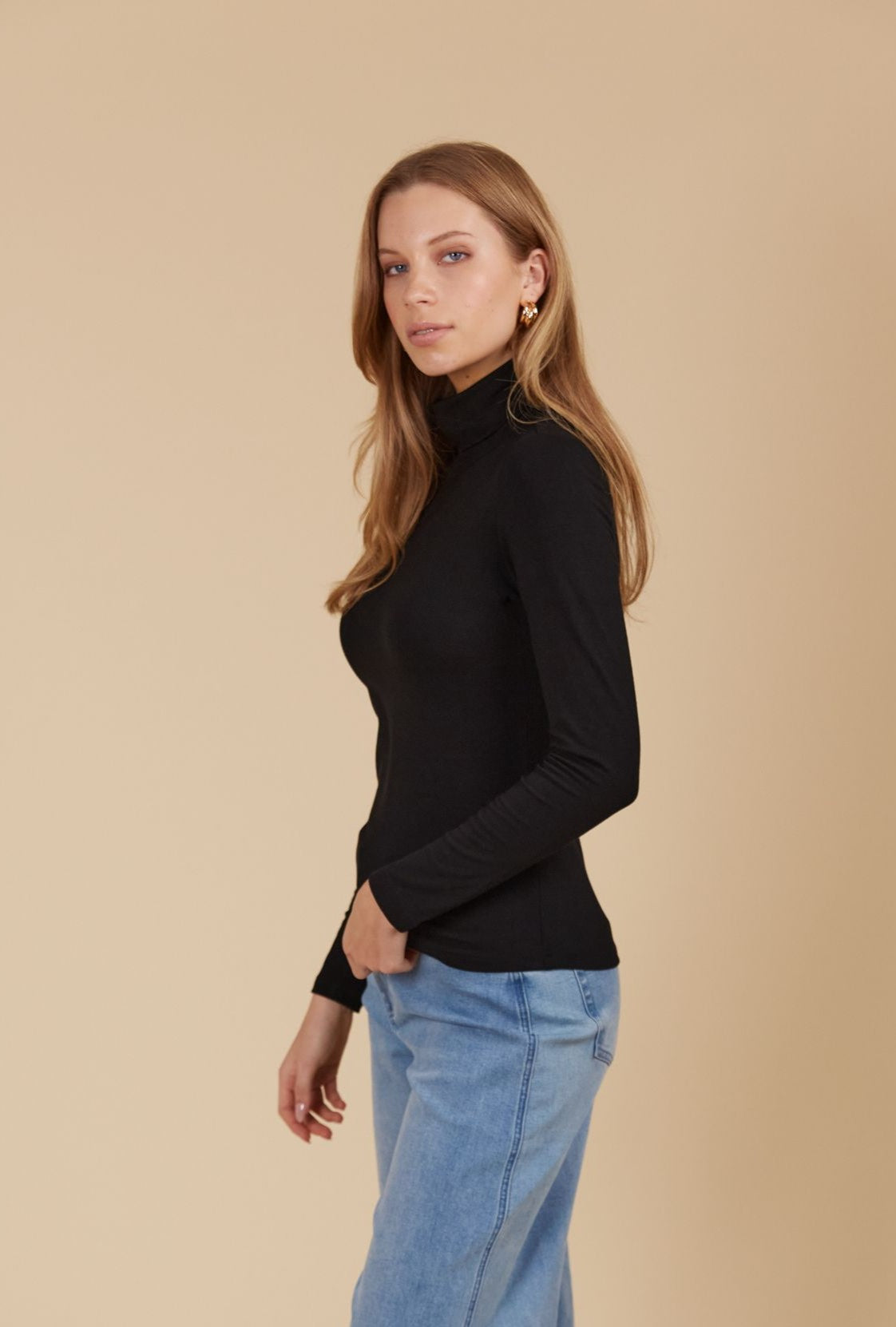 Naria Roll Neck - Black